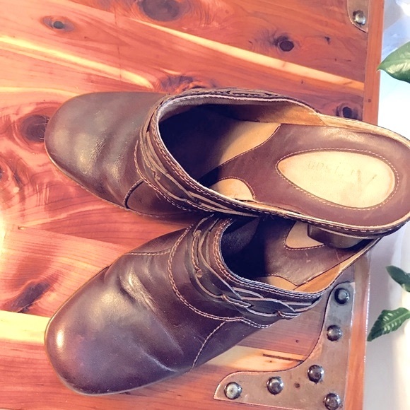 Clarks Artisan Brown Leather Clogs Womens SZ 6.5 Boho Chunky Heel Retro 70s Look - Picture 8 of 8
